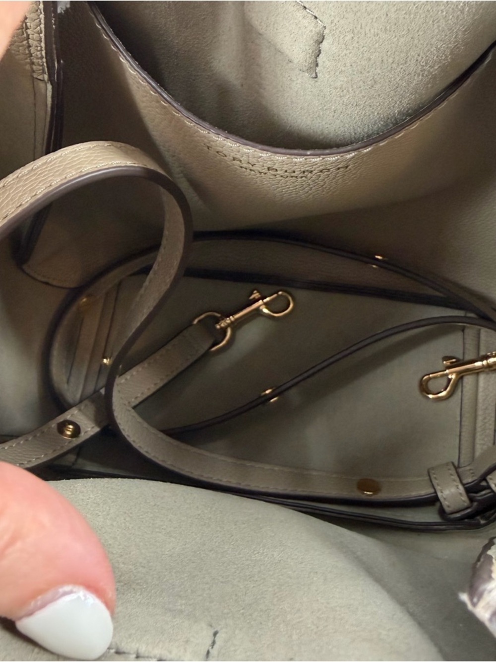 EUC! Tory Burch Romy Bucket Bag Pebbled Leather Purse Crossbody Taupe Beige - Picture 6 of 10